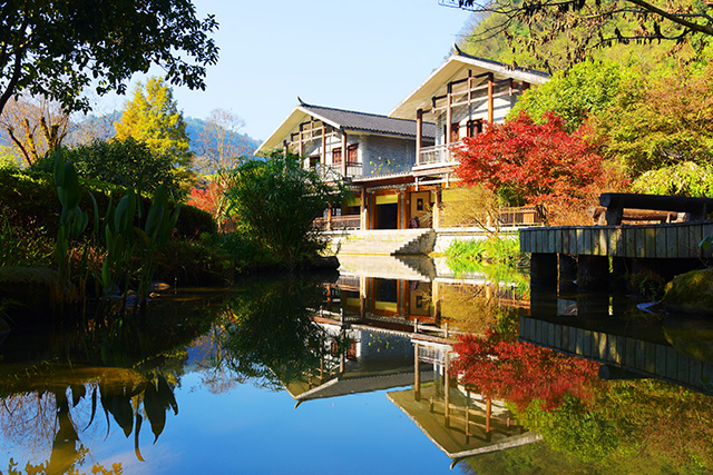 張家界黃龍洞景區(qū)：初冬秋色艷，游客樂(lè)享休閑時(shí)光（組圖）