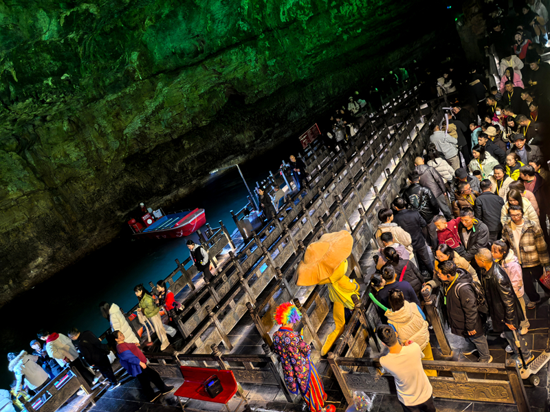 黃龍洞景區(qū)有序應(yīng)對客流高峰，近萬中外游客共享“潮玩中國年”